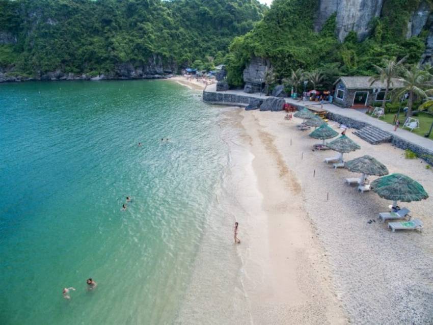 Bãi biển Cát Bà với thiên nhiên hùng vĩ