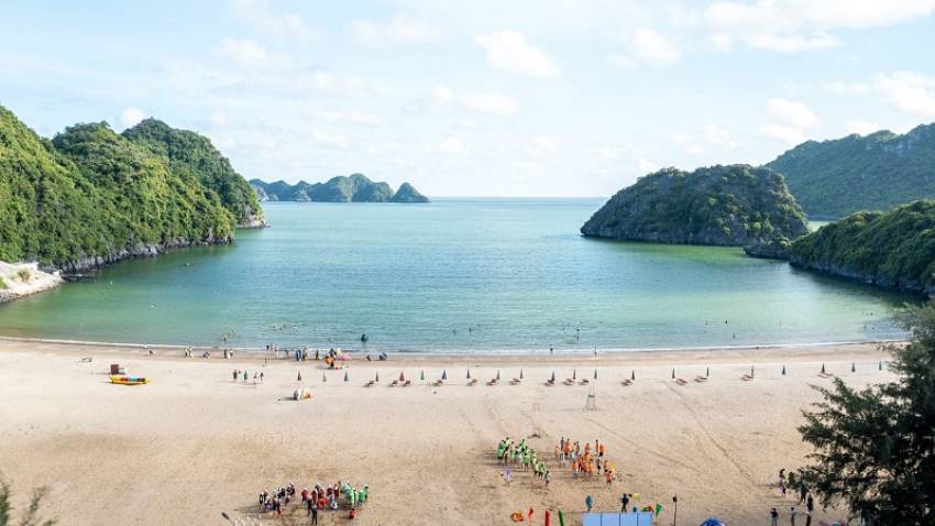 Bãi biển Tùng Thu được bao quanh bởi những ngọn đồi xanh mát