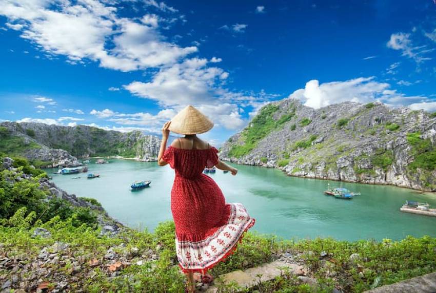 Đảo Cát Bà với núi non hùng vĩ