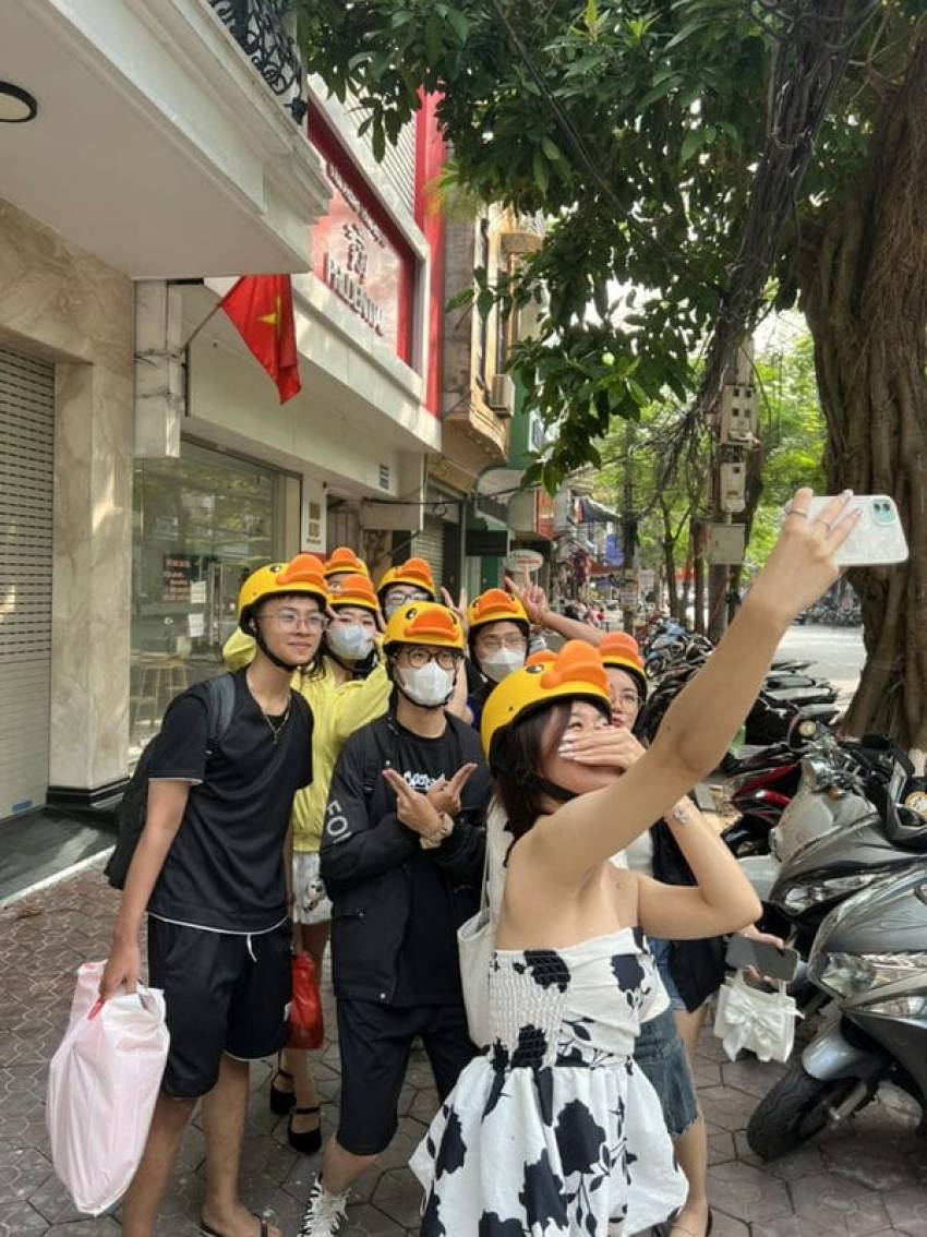 Khách đội mũ Vịt Vàng khi thuê xe máy