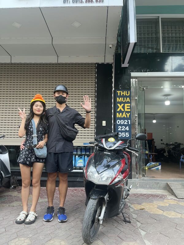 Thuê Xe Máy Hải Phòng LV - khách hàng vui vẻ khi thuê xe bên lều vịt