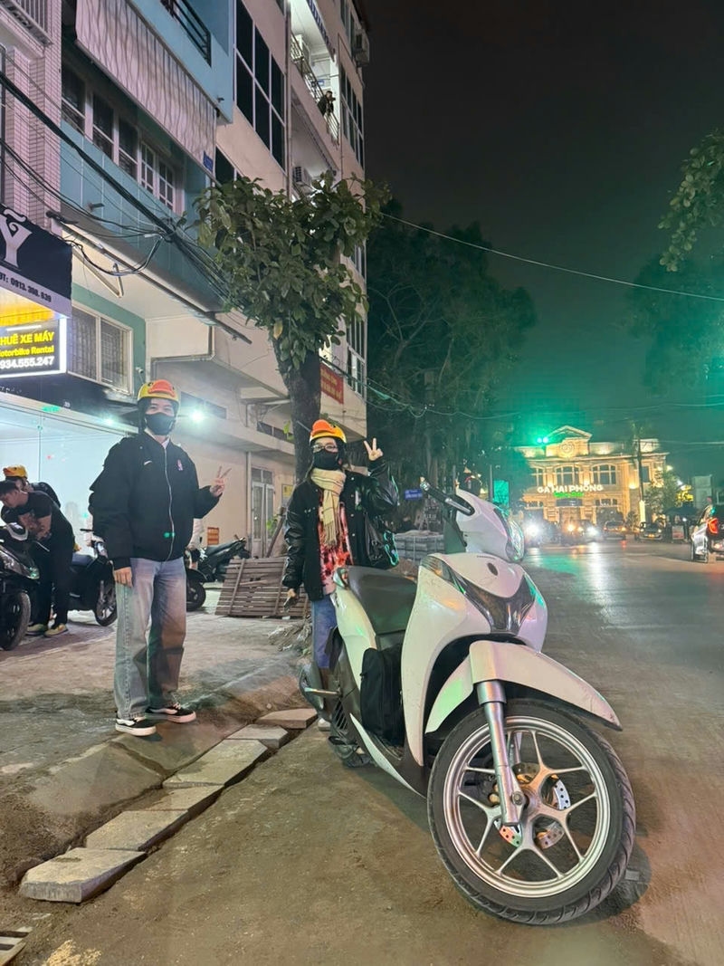 Khách hàng vui vẻ check in khi thuê xe máy SH Mode tại Cho Thuê Xe máy Hải Phòng Vika